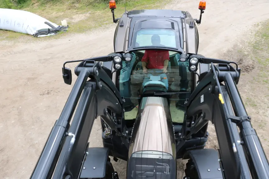 Le tracteur Valtra G125 offre une visibilité remarquable au chargeur.