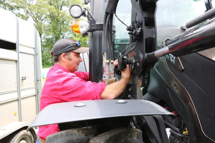 Le tracteur Valtra G125 était équipé d'un chargeur dont le multicoupleur n'intègre pas la connexion électrique.