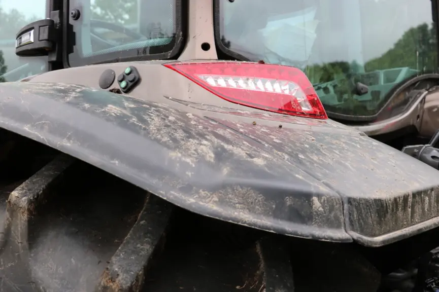 Le tracteur Valtra G125 dispose de commandes sur les ailes un peu haut perché.