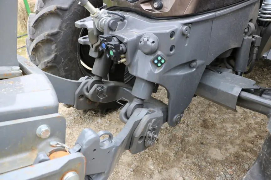 Le tracteur Valtra G125 reçoit un relevage avant bien intégré.