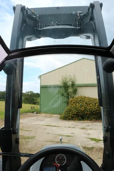 Le tracteur Valtra G125 offre une excellente visibilité au chargeur.