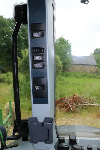 Le tracteur Valtra G125 Active offre un pilotage des feux de travail minimaliste.