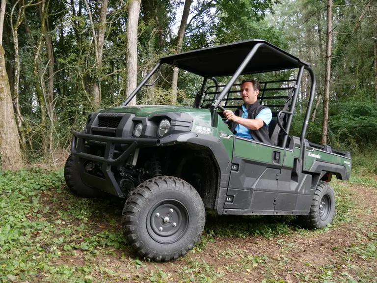 Les suspensions avant du Mule Pro-DX de Kawasaki affichent un débattement de 222 mm.