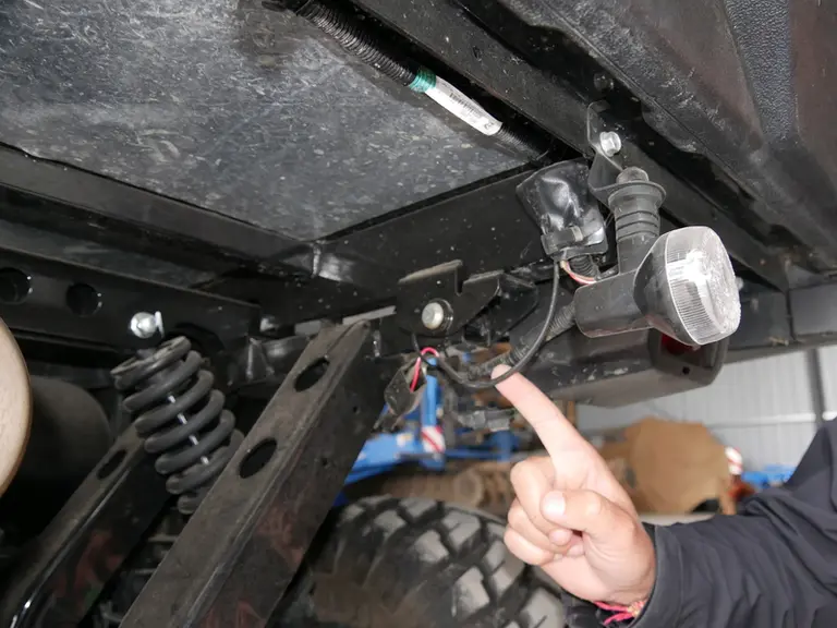 Les fils électriques passant à l’arrière, sous la benne du Kawasaki Mule Pro-DX, ne sont pas correctement fixés et risquent à l’usage d’être arrachés.