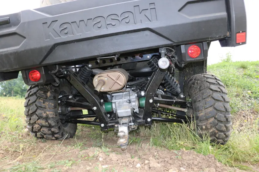 Le Mule Pro-DX de Kawasaki bénéficie de suspension arrière à double triangulation.