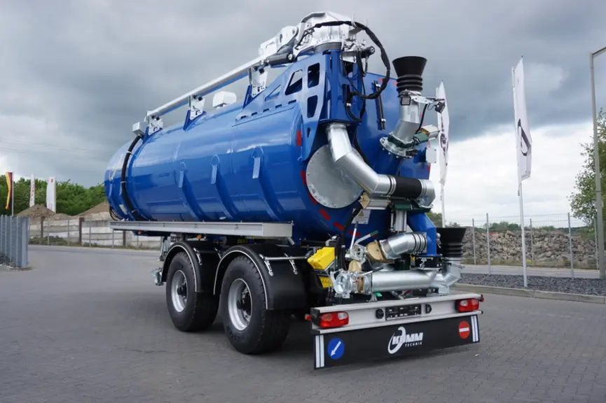 Kumm Technik compte à son catalogue des tonnes à lisier spécifiques pour le ravitaillement des chantiers d'épandage.