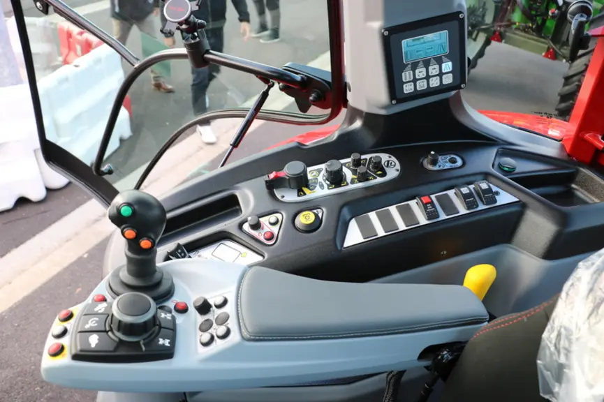Les tracteurs Lindner Lintrac 80 et 100 LDrive reprennent les mêmes commandes que celles du Lintrac 130 LDrive.