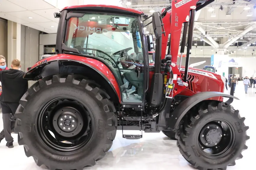 Les tracteurs McCormick X5 bénéficient d'un chargeur monté d'usine fourni par Sigma 4.