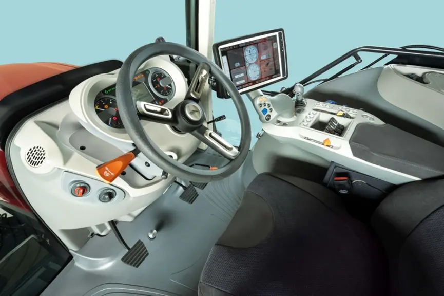 Les tracteurs McCormick X7.4 et X7.6 accueillent un joystick multifonctions personnalisable depuis le terminal de 12 pouces.