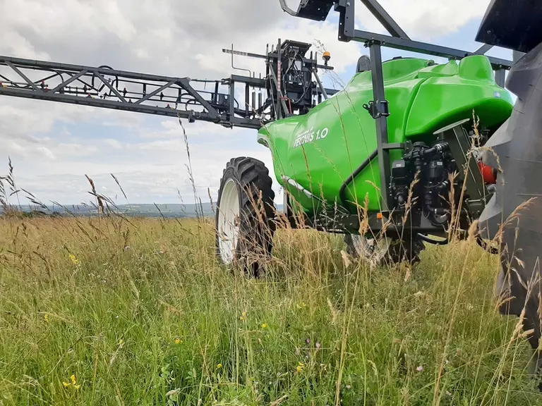 Le pulvérisateur trainé Tecnoma Tecnis 1.0 n'est disponible qu'en capacité de 2 500 litres.