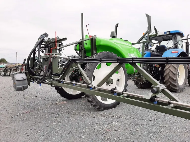 Le pulvérisateur trainé Tecnoma Tecnis 1.0 reçoit des rampes de 18 à 24 mètres de large.