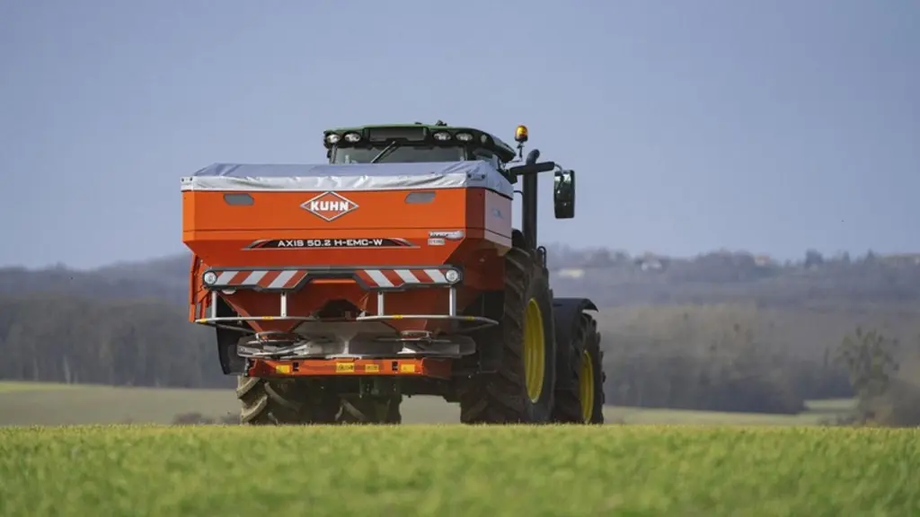 La pesée embarquée sur l'épandeur d'engrais corrige les variations de comportement de l'engrais et permet de conserver le bon dosage par hectare.