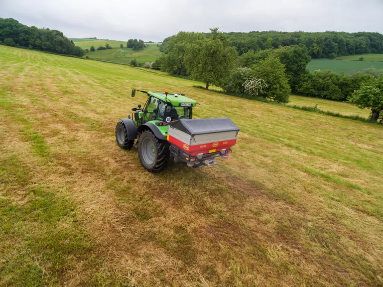L'épandage d'engrais sur prairie est plus précis lorsque le tracteur est équipé d'un système de guidage.
