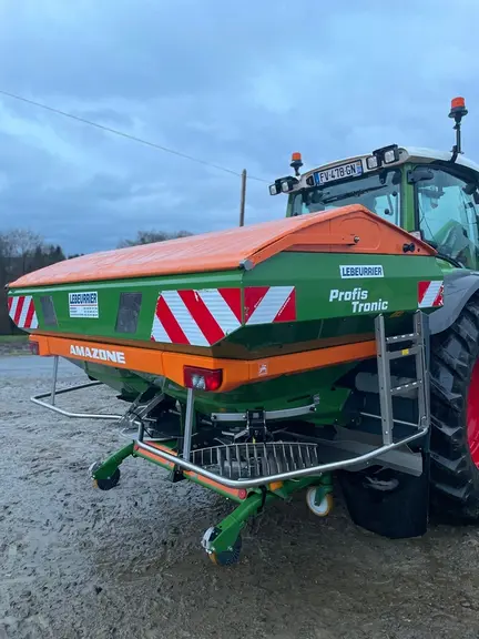 L'épandeur d'engrais Amazone de la Cuma de la Bazoge est partagé entre quatre agriculteurs.