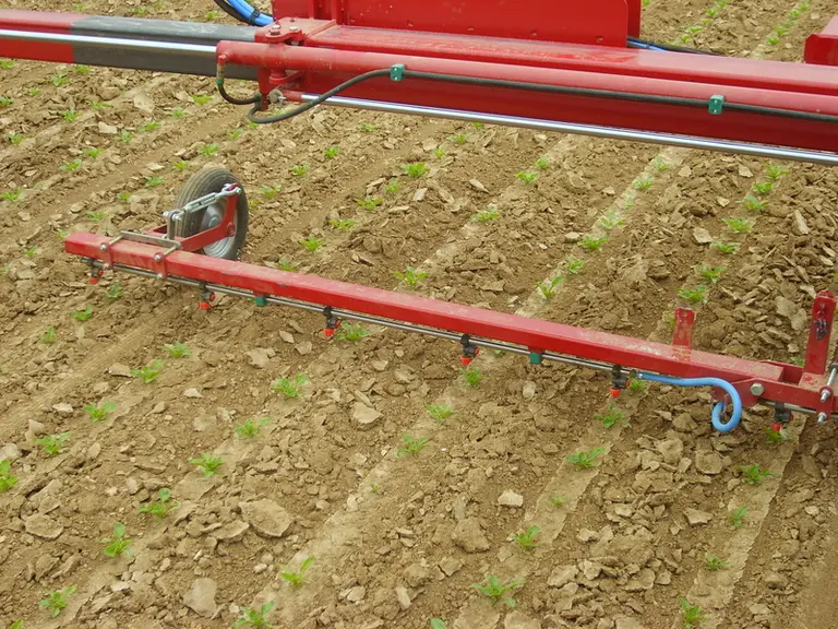 Au-delà de 50 ha, l’utilisation d’une rampe localisée de 36 rangs est préférable pour augmenter le débit de chantier.