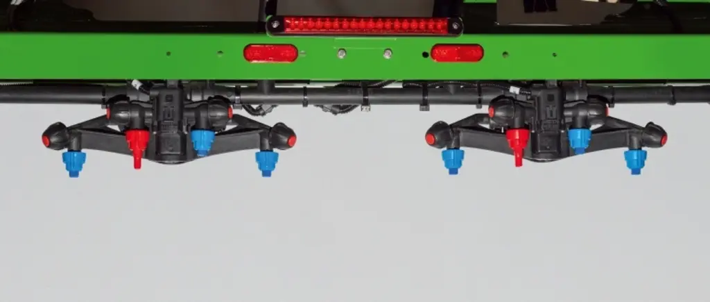 En utilisant le kit de décalage de buses AmaSelectRow d'Amazone, les applications en bandes peuvent être réalisées sur toutes les cultures dont l’écar