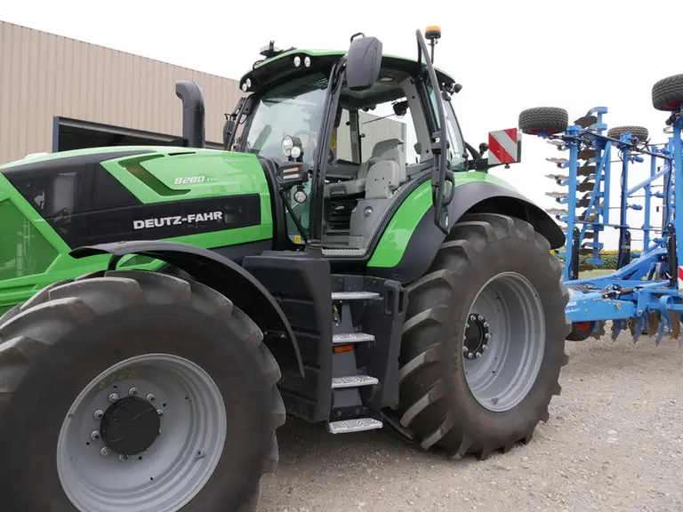 L'empattement du Deutz-Fahr 8280 TTV est de 2,92 mètres.
