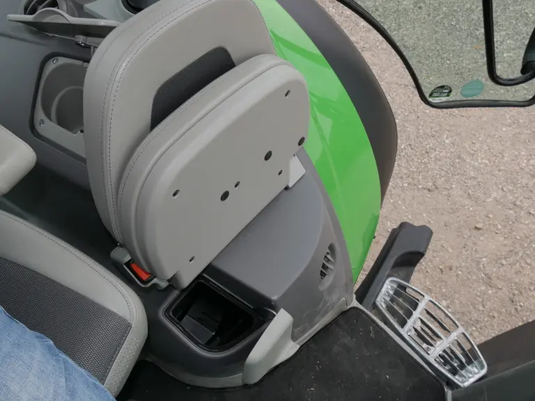 Un espace réfrigéré contenant une bouteille d'eau de 1,5 litre est caché sous le siège passager du Deutz-Fahr 8280 TTV.