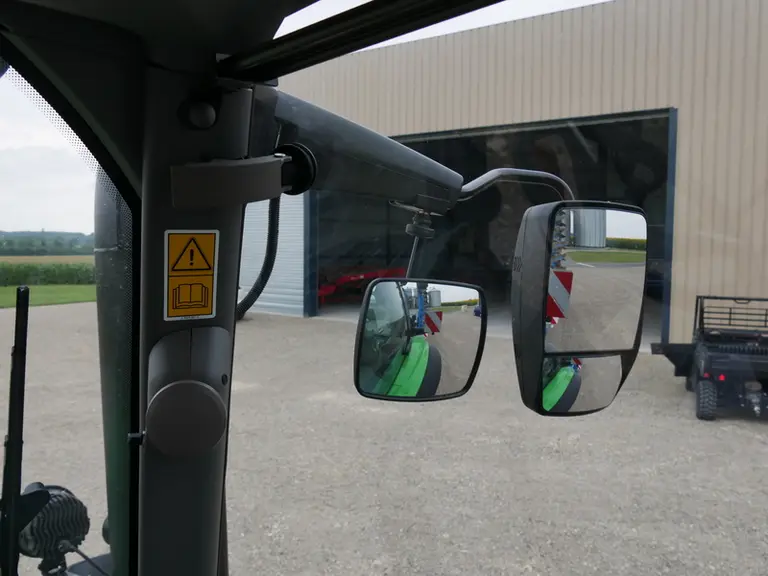 Le Deutz-Fahr 8280 TTV est équipé de rétroviseurs à réglage électrique.