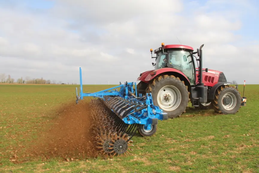 Les trois nouveaux modèles de houe rotative Carré Rotanet affichent des largeurs de 8,10 ; 9,10 et 10,30 m.