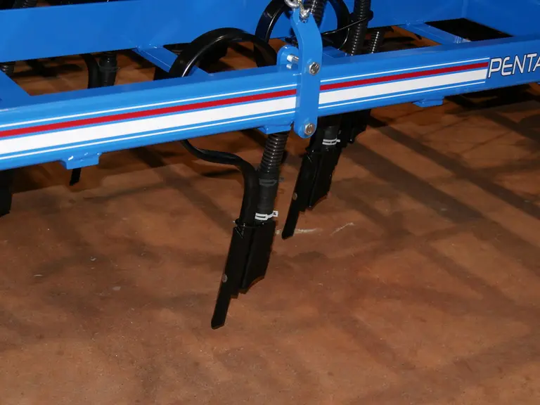 La dent semeuse 45x12 du Pentasem-ST de Carré procure un dégagement sous châssis de 45 cm.
