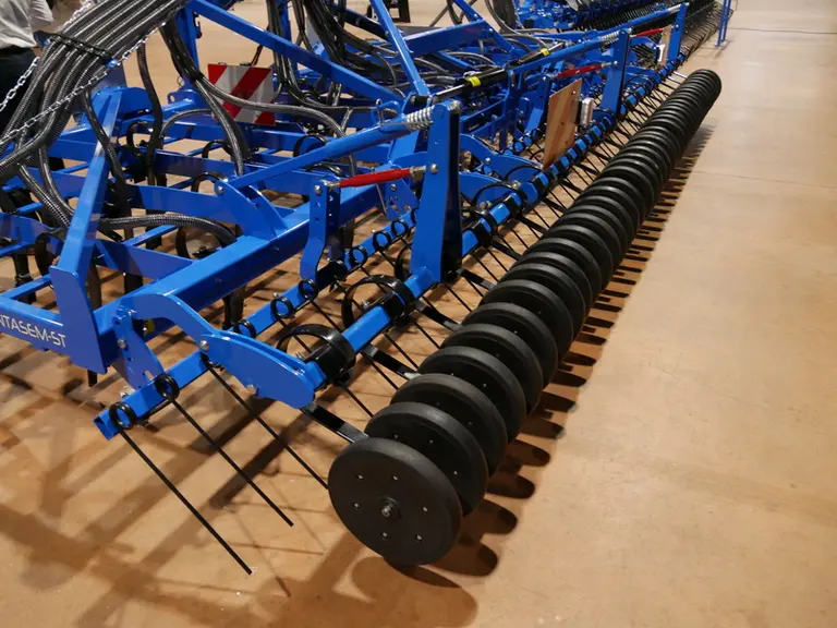 Le semoir Pentasem-ST de Carré reçoit en option des roulettes de rappuyage.