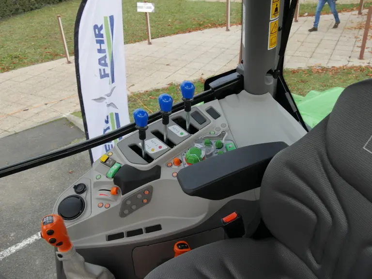 Les tracteurs de la série 6C de Deutz-Fahr à transmission semi-powershift ne bénéficient pas de l'accoudoir multifonction qui équipe les RVShift et TT