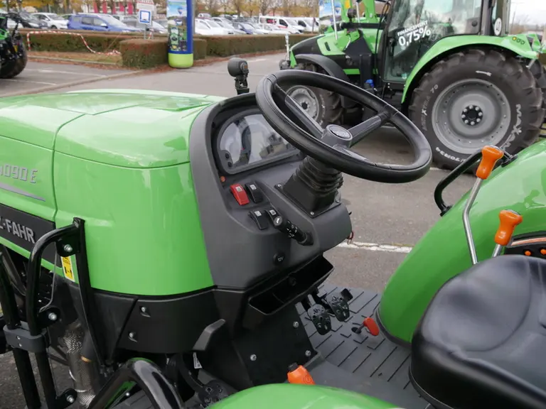 Les tracteurs Deutz-Fahr de la série 4E bénéficient d'un volant réglable.