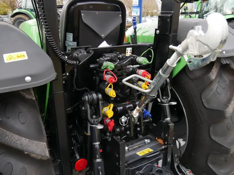 Les tracteurs Deutz-Fahr de la série 4E comptent jusqu'à trois distributeurs hydrauliques à double effet.