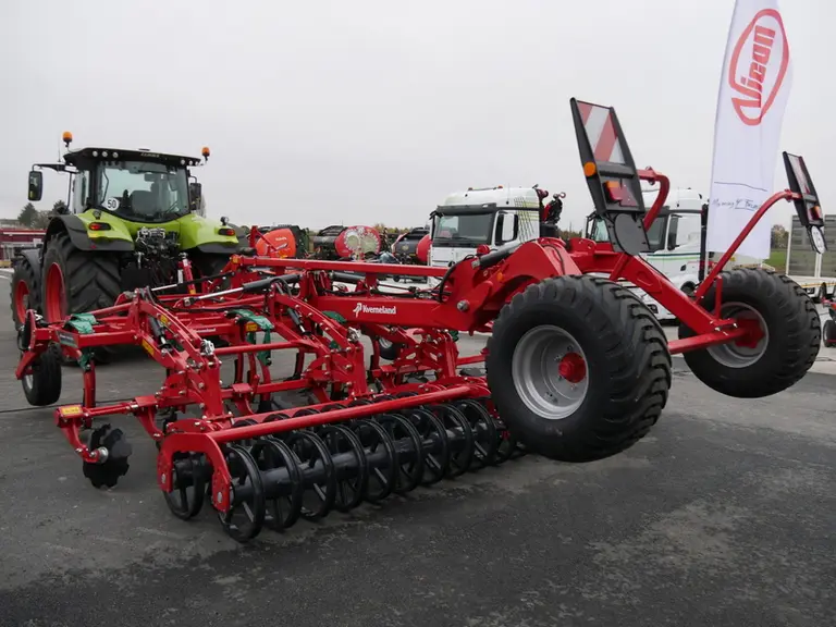 L'essieu arrière du cultivateur à dents Kverneland Enduro évite de trop solliciter le relevage du tracteur.