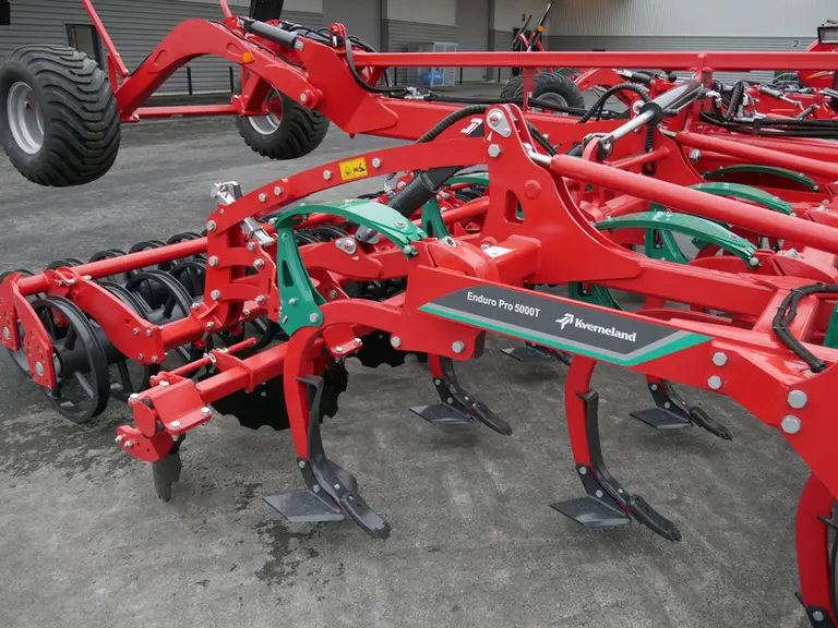 Le cultivateur à dents Kverneland Enduro est équipé de trois rangées de dents.