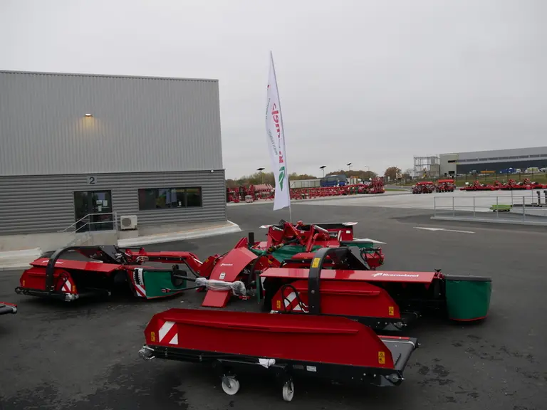La combinaison de fauche Kverneland 53100 reçoit au choix deux largeurs de tapis groupeurs.