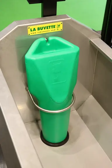 L'abreuvoir GV300 XL de La Buvette est doté d'une vidange facile à mettre en œuvre, avec un orifice de 100 mm.