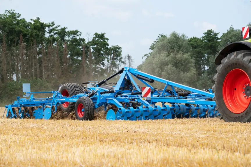 Le déchaumeur à dents Karat 10 de Lemken se décline en version semi-portées repliables de 4 ; 5 ; 6 et 7 m de large.