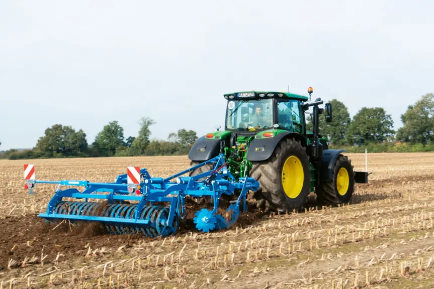 Le déchaumeur à dents Karat 10 de Lemken compte moins de dents que son prédécesseur le Karat 9.