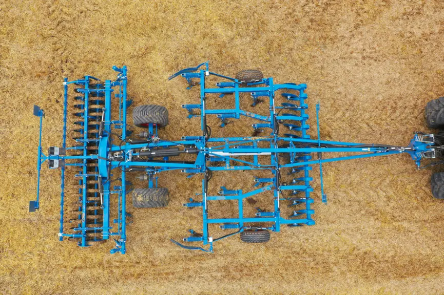 Le déchaumeur à dents Karat 10 de Lemken bénéficie d'une disposition symétrique des dents par rapport à l'axe de traction.