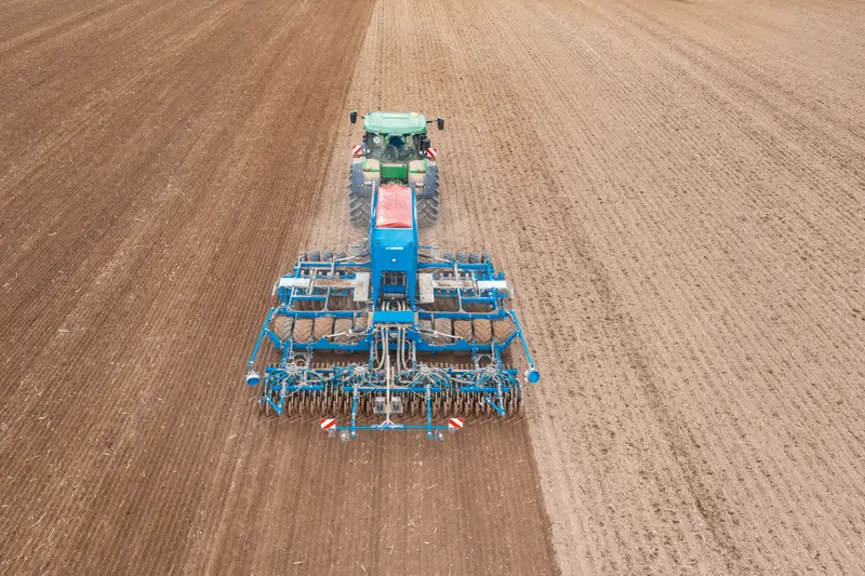 Le semoir Solitair DT de Lemken s'utilise entre 10 et 16 km/h.