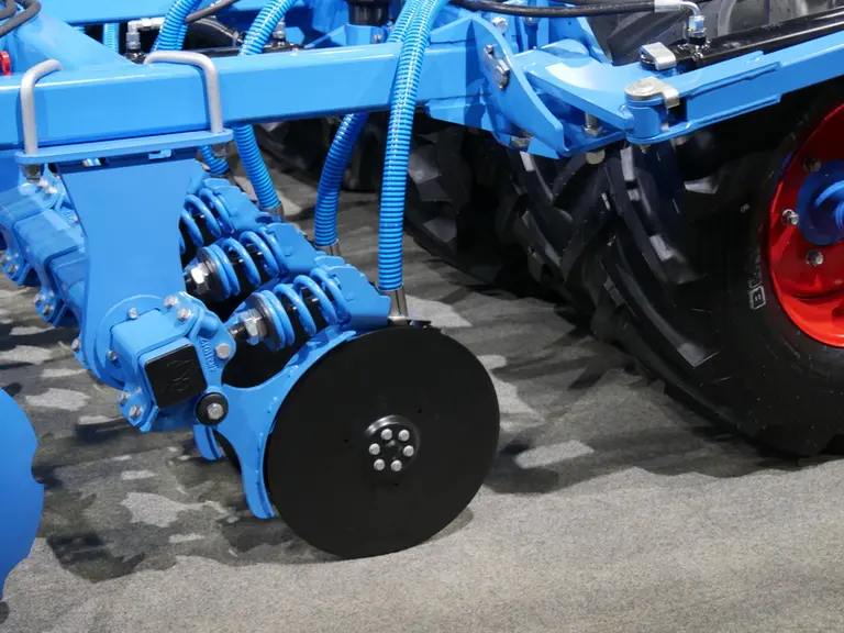 Le semoir Solitair DT de Lemken se complètent en option d'une rampe à disques pour l'incorporation d'engrais.