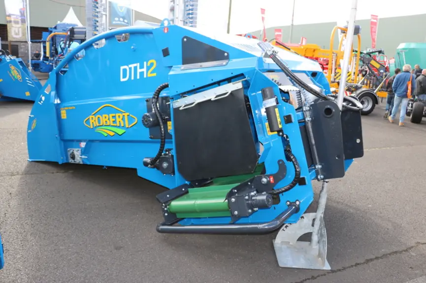 La pailleuse de logettes DTH2 de Robert dispose de trois moteurs hydrauliques demandant un débit de 40 l/min.