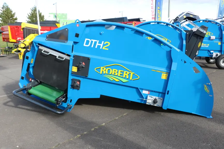 La pailleuse de logettes DTH2 de Robert est équipé d'une rallonge de caisse pour accueillir les balles cubiques