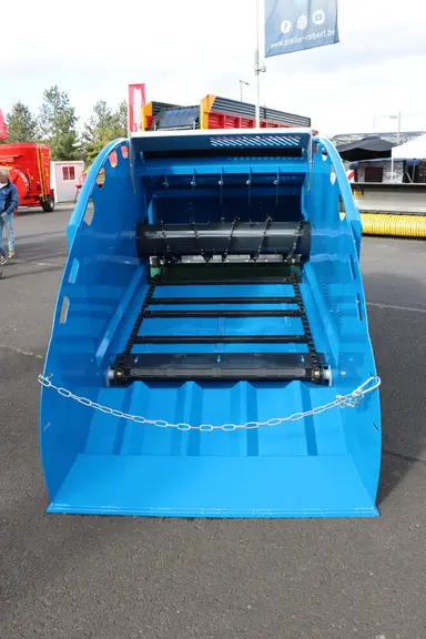 La pailleuse de logettes DTH2 de Robert dispose d'une caisse de 1,20 m de large équipé d'un tapis à chaînes plates