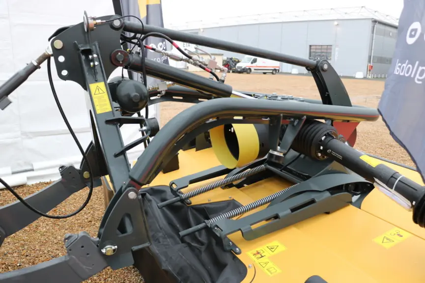 La faucheuse conditionneuse frontale Autocut M3.c de Tanco inaugure un système de suspension intégrant notamment un système de glissière autorisant le