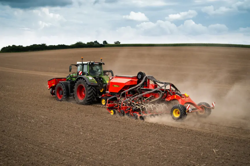 Semoir monograine Proceed de Väderstad au travail avec tracteur agricole Fendt