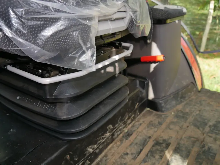 L'essayeur Loïc Toullier juge le frein à main mal positionné sur le tracteur Kubota M6.