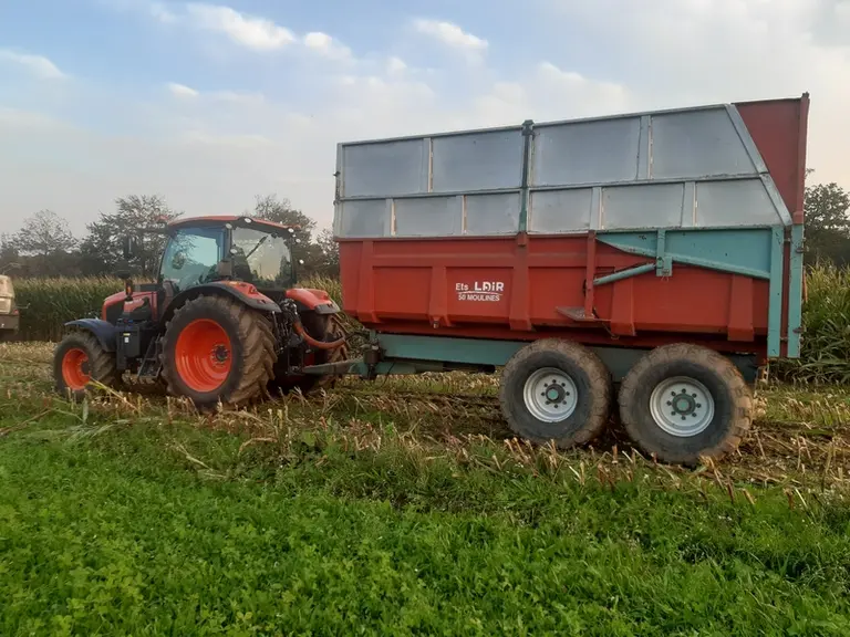 Le Kubota M6-142 s'est bien défendu avec la remorque à deux essieux au transport d'ensilage de maïs.