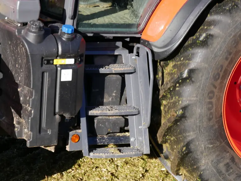 Le réservoir à carburant du Kubota M6-142 contient 230 litres.