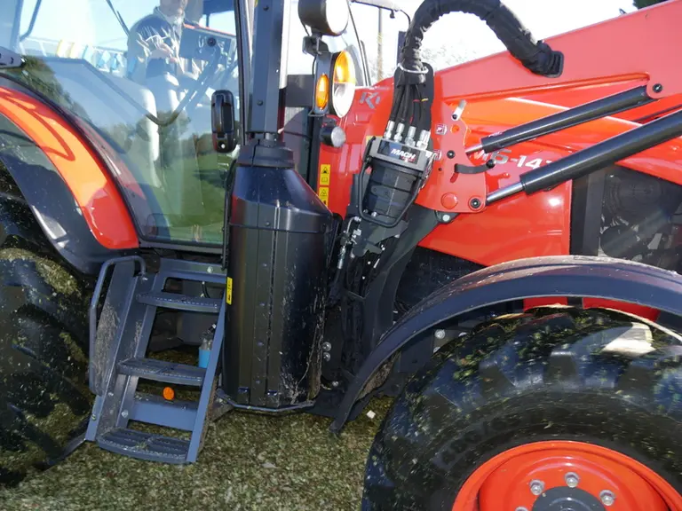 Le catalyseur SCR du Kubota M6-142 est logé à l'avant droit de la cabine, au pied du pot d'échappement.