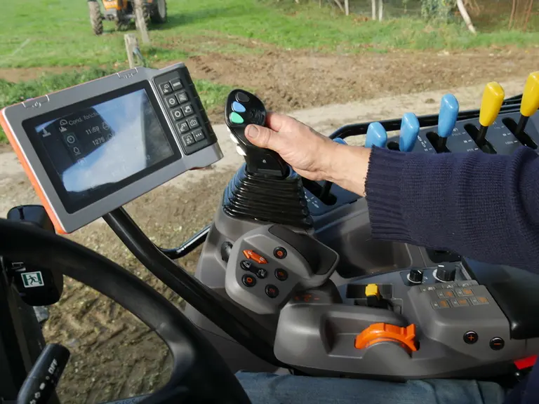Sur le Kubota M6, le levier basse presse du chargeur frontal prend place en bout de console de droite.
