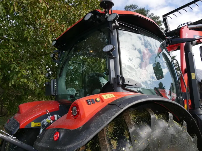 Le tracteur Kubota M6 essayé reçoit sur chaque aile arrière des boutons pour actionner le relevage et gérer la prise de force.