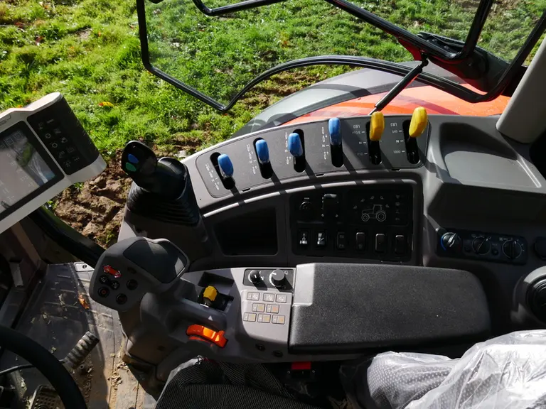 La console de droite du Kubota M6 reçoit les manettes de sélection des régimes de prise de force et les leviers des distributeurs hydrauliques,.